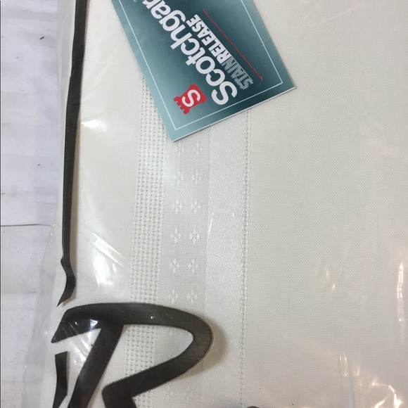 Tablecloth - Picture 3 of 3